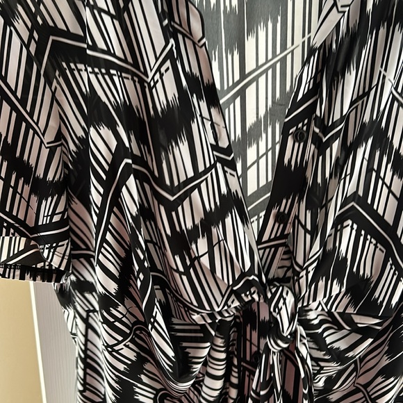 Black and White Top 🩷 - Picture 2 of 8